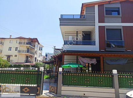 Sahil Yolu, Köşe Villa