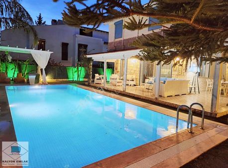 Alaçatı Çamlık Yol'a Komşu Satılık Müstakil Köşe Konumlu Villa