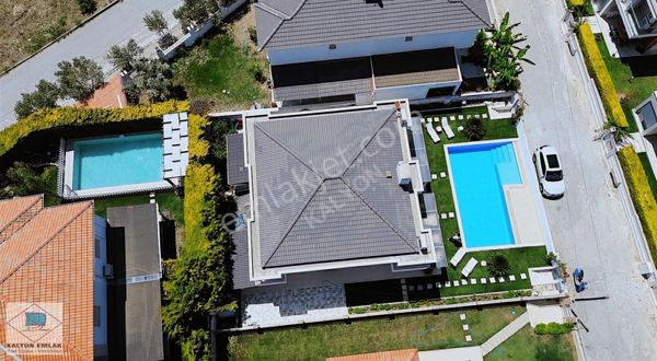 Çeşme Alaçatı'da Satılık Ortak Havuzlu Muhteşem Konumlu Villa