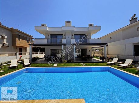 Çeşme Alaçatı'da Satılık Ortak Havuzlu Muhteşem Konumlu Villa