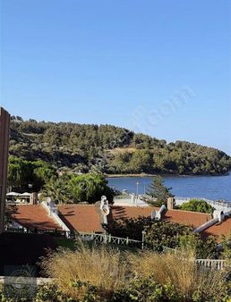 Boğazkent Sitesinde Havuz Ve Deniz Kenarında Satılık Villa