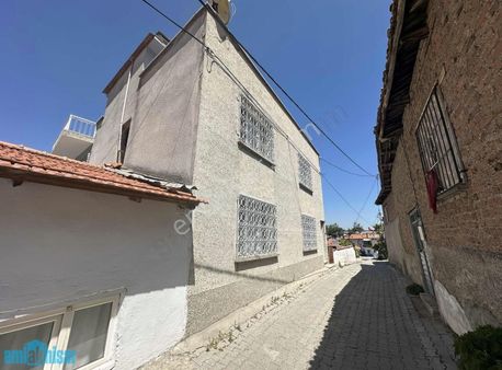 Kırkağaç Bakır'da Satılık 3 Katlı Bakımlı Müstakil Ev