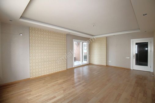 Retro’dan Akkent Mah’de Site İçi Havuzlu Doğalgazlı B.mutfak Kiralık 3+1