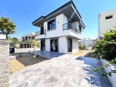 Seferihisar Doganbey'de Satılık 390 M2 Bahçe İçinde Tek Müstakil 3+1 Ebeveynli Villa