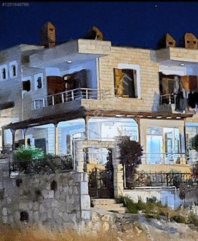 Yenifoça'da Deniz Kenarında Satılık Villa