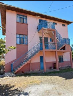 Yeşilova Doğanbaba Köyünde Sada Gölü Manzaralı Üç Katlı Bahçeli Bina