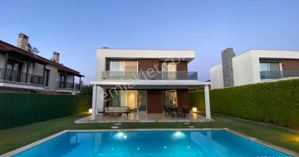 Alaçatı Çamlık Yolda Kiralık Özel Havuzlu 4+1 Tek Müstakil Lüks Villa