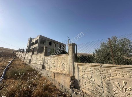 Güzelyurt'ta Satılık 3 Katlı Bağ Evi