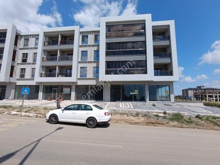 Mükemmel Konumda 200.m2 Kapalı 80.m2 Açık Alan Kiralık Dükkan