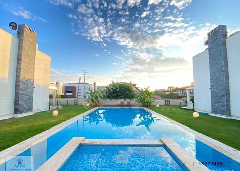Alaçatı Çamlıkyolda Sezonluk Kiralık Havuzlu Site İçi 4+1 Tek Müstakil Lüks Villa