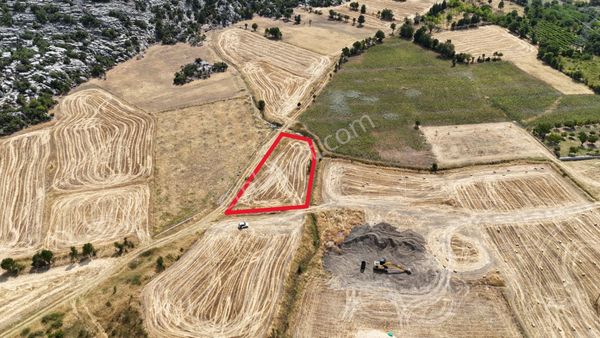 Akseki Demirciler'de Satılık 1467 M2 Tarla Yolu Bahçe Suyu Var