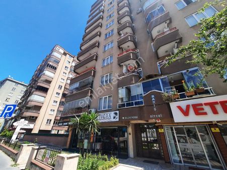 Barış Sitesinde Ferah 2 Salonlu Geniş Balkonlu Satılık Daire