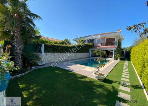Alaçatı Göbene'de Ağustos Ayı Kiralık Özel Havuzlu Geniş Bahçeli Yeni Sıfır Tadilatlı 4+1 Lüks Villa