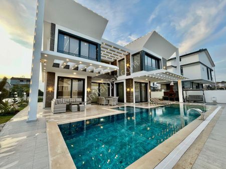Didimde 500m2 Arsa İçinde Tam Müstakil Akıllı Sistemli 5+1 Ful Eşyalı Havuzlu Jakuzili Villamız