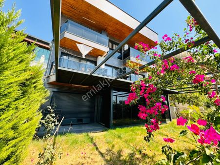 Kadınlar Denizinde Satılık 3+1 Özel Bahçeli Bakımlı Daire