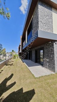 Karaova'da Site İçerisinde Özel Havuzlu 4+1 Satılık Villa