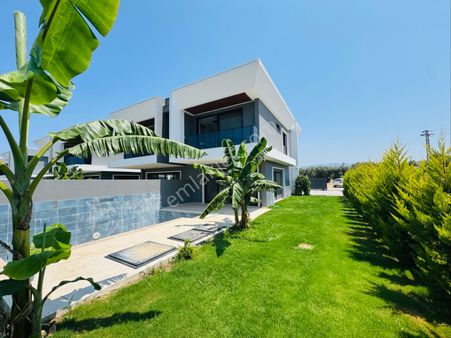 Kuşadası Davutlar’da Müstakil Havuzlu Otoparklı 3+1 Lüks Villa