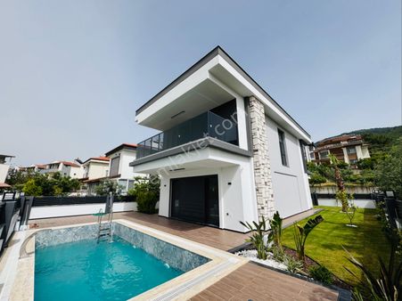 Kuşadası Güzelçamlı’da Müstakil Havuzlu Satılık 4+1 Lüks Villa