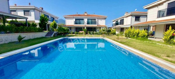 Kuşadası Güzelçamlı’da Ortak Havuzlu Satılık 3+1 Villa