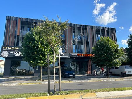 Serdivan Merkezde Necmettin Erbakan Bulvarında Prestijli Binada 65 M2 Satılık Köşe Dükkan