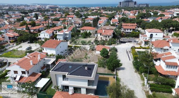 Alaçatı Çamlıkyol'a Yakın Tam Müstakil Triplex Havuzlu Villa