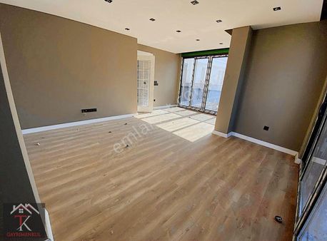 Tk'dan Feneryolunda Sıfır Binada Balkonlu 80 M2 Net 2+1