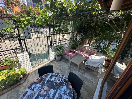 << Egeyıldız >> Akçay Satılık Merkezi Konumda Müstakil Tarzında Bahçeli Denize 50 M 3+1 Daire