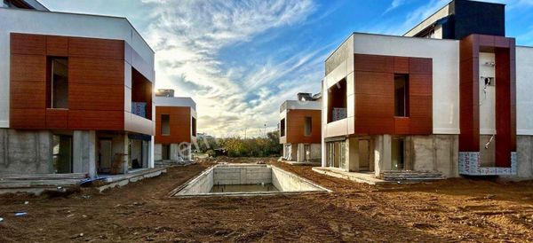 Yükselden Gürede Denize 500mt Havuzlu Ultra Lüks 4+1 Villa