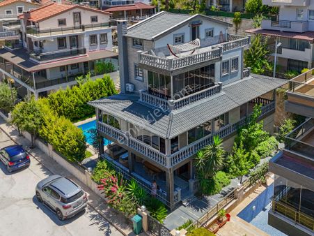Kuşadası Karaova Mahallesinde Deniz Manzaralı Satılık 7+ 2 Villa
