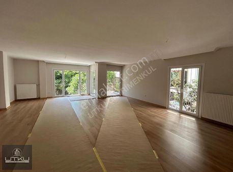 Fenerbahçede Yalı Parselinde Komple Tadilatlı Çift Balkonlu 3+1