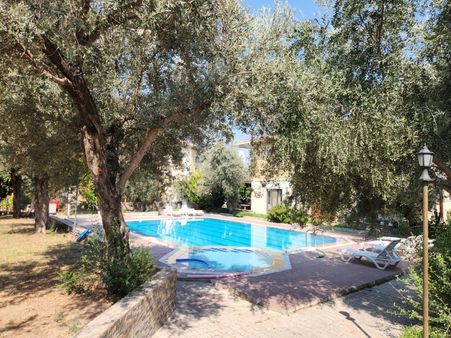 Mordoğan Barış Emlaktan Merkezde Liman Mevkii Havuzlu Sitede 3+1 Satılık Villa