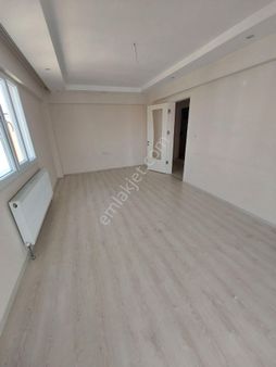 Yeşilmahallede 3+1 Doğalgazlı Güzel Konumda 5 Yıllık Daire