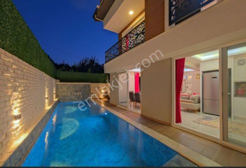 Stop’tan Karagedik’te 311m² Bahçe Kullanımlı Villa