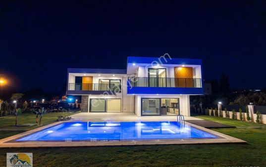 Kuşadası Karaova'da 1250 M2 Arsa İçerisinde Satılık Müstakil Villa