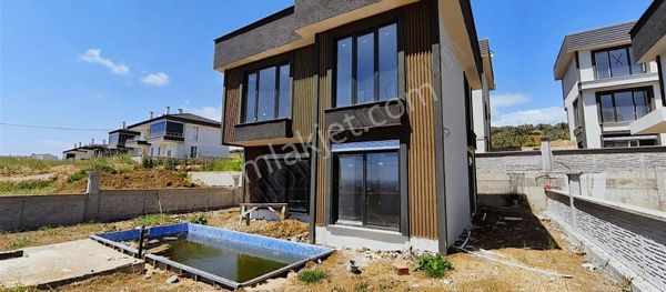 Duru Emlaktan Müstakil Bahçe Ve Havuzlu Muhteşem Manzaralı Villa