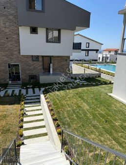 Çandarlı'da Deniz Manzaralı Ve Havuzlu Satılık Dubleks Daire