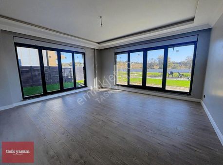 Tuzla Tepeören'de Doğa İle İç İçe Modern Lüks 8+2 Satılık Villa