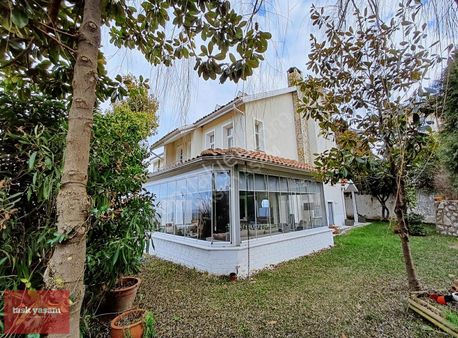 Sapanca'da Site İçi 485m2 Arsa Paylı Satılık Geniş Ferah Villa