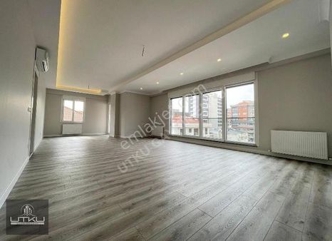 Caddebostan'da Bağdata 4.binada 200m2 Ebeveynli Balkonlu 4+1 !!