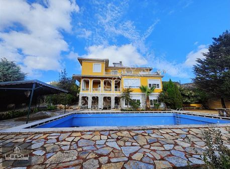 Çatalca'da Satılık 5300m2 Yüzme Havuzlu Emsalsiz Çiftlik Evi