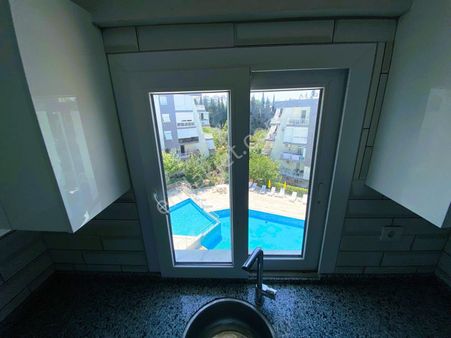 Kuşadası Marina'da Deniz Manzaralı Havuzlu Sıfır 3+1 Daire