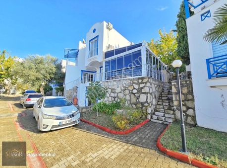 Kuşadasında Denize Yakın Müstakil Eşyalı 3+1 Havuzlu Site Villa