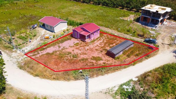 Üçyol Köyü | Gişelerin Hemen Yanında Prefabrik Ev Ve Arsası