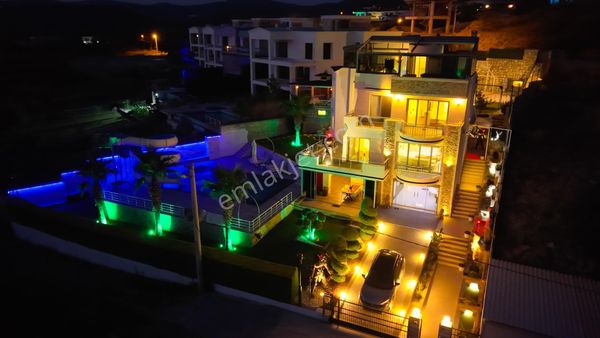 Kuşadası'nda 1250 M2 Arsa İçerisinde Su Kaydıraklı Deniz Manzaralı Villa