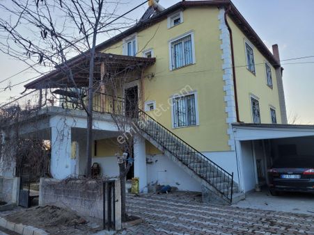 İlbey // Şuhut Taşlıca Mahallesinde Bodrum+iki Kat +teras Müstakil Geniş Bina