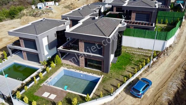 Kuşadası'nda Deniz Manzaralı Satılık Lüks Villalar