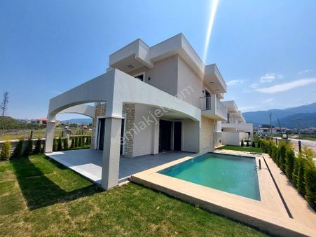 Kuşadası Davutlar'da Müstakil Özel Havuzlu 4+1 Merkezi Konum Villa