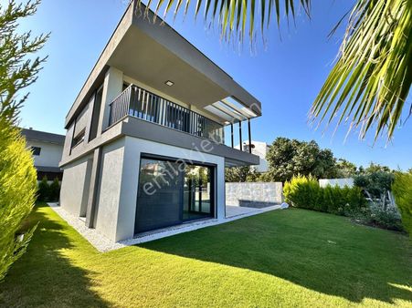 Kuşadası Davutlar'da Özel Havuzlu Geniş Bahçeli 4+1 Villa