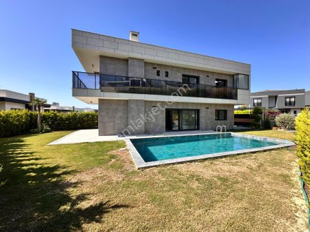 Kuşadası'nda Merkeze Yakın Geniş Bahçeli Ve Özel Havuzlu 4+1 Villa