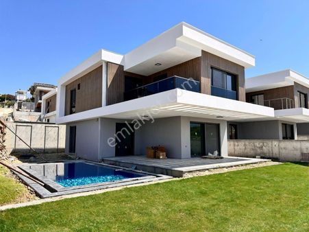 Soğucak'da Deniz Manzaralı Geniş Bahçeli Özel Havuzlu 4+1 Lüks Villalar